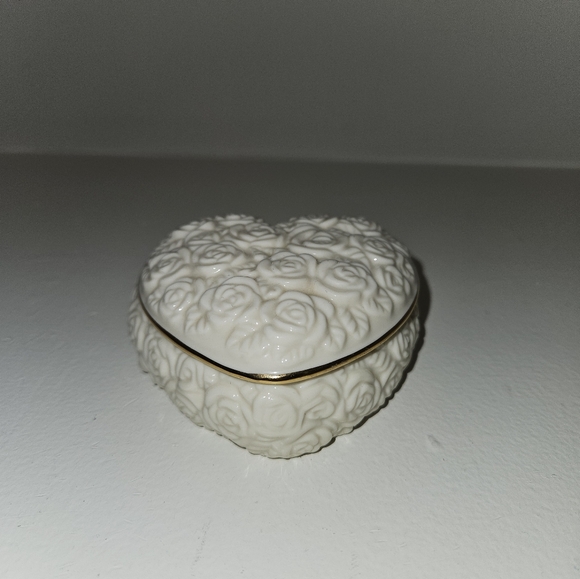 Vintage Rose Detailed Heart Box - Picture 5 of 10